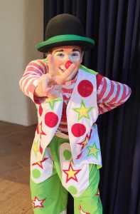 Clown Benji grüßt dich freundlich