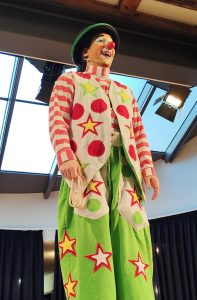 Clown Benji lacht freundlich