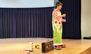 Clown Benji mit Luftballon auf der Bühne