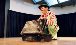 Clown Benji mit Zauberkoffer